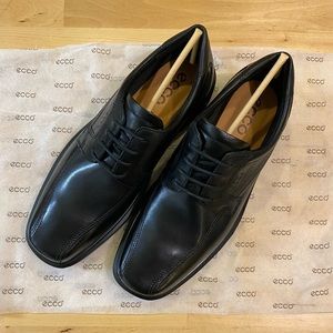 Brand new never worn Ecco black lace shoes for men